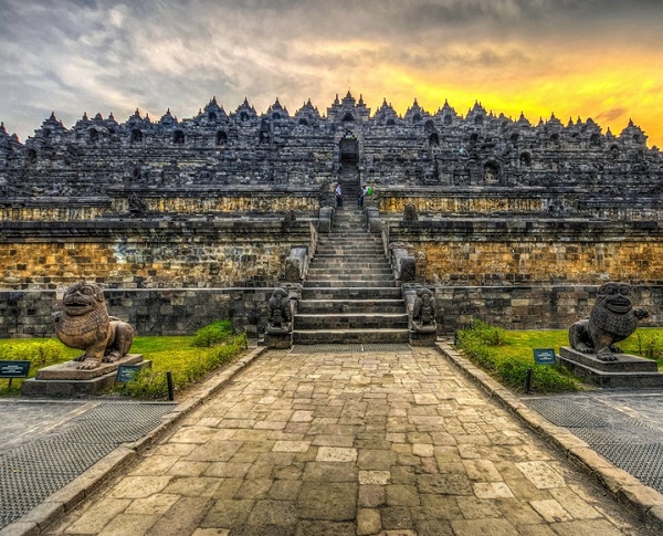 borobudur-indonesiajpg-1701489785.jpg